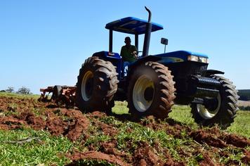 TRATOR AGRÍCOLA A SERVIÇO DOS PEQUENOS PRODUTORES