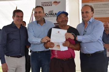 PREFEITO ENTREGA 228 TITULOS DE PROPRIEDADE A MORADORES DO MARIAZINHA