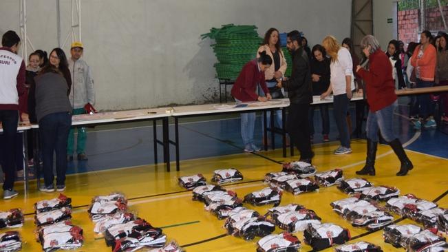 INICIANDO A ENTREGA DOS UNIFORMES ESCOLARES