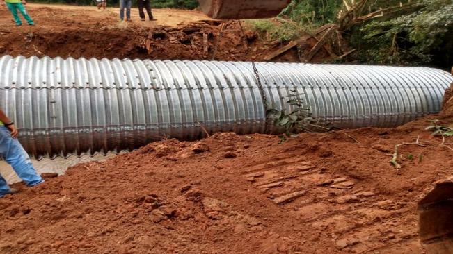 MAIS UMA PONTE DE MADEIRA É SUBSTITUÍDA POR TUBO ARMICO